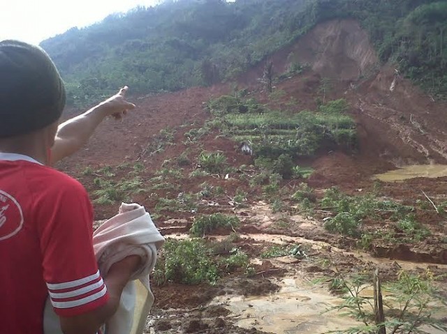 Seorang warga menunjuk rumah Juan (foto: detik.com)